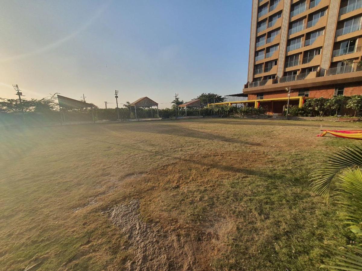 Weekend Address Managed By P.C Homes Surat Exterior foto